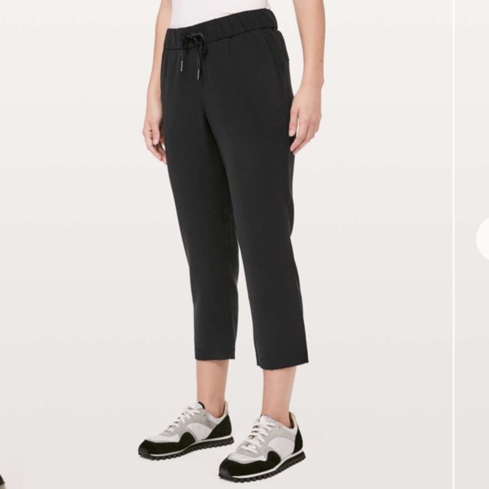 Lululemon On The Fly Crop *Woven 23" size 6